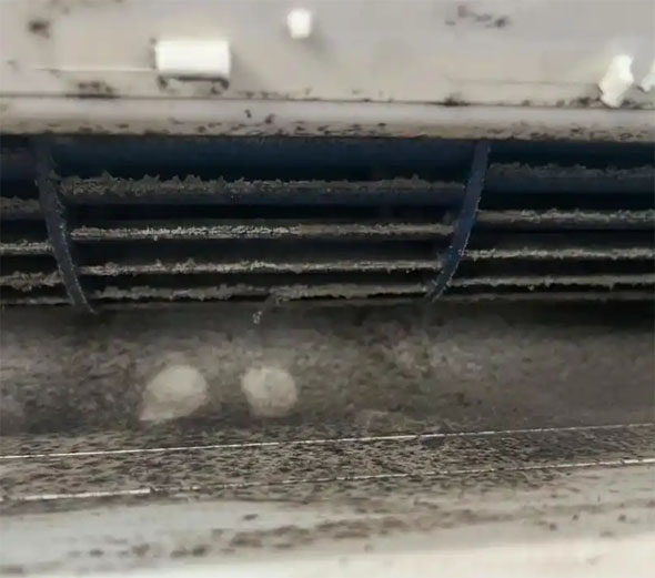 乌伊岭空调吹的风有股烧焦味是怎么回事